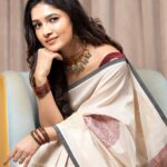Vani Bhojan Instagram - Saree : @mathugai_handlooms MUA : @deepz_beautyjourney Hair : @sujitha_mua Lens : @timelesstalesphotography Jewellery : @mspinkpantherjewel
