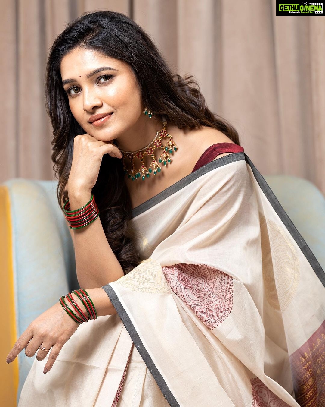 Vani Bhojan Instagram - Saree : @mathugai_handlooms MUA : @deepz_beautyjourney Hair : @sujitha_mua Lens : @timelesstalesphotography Jewellery : @mspinkpantherjewel