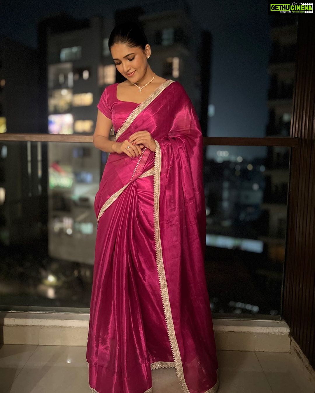 Vani Bhojan Instagram - Saree @eternitybysakshi 💓