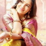 Vani Bhojan Instagram – Captivating simplicity meets timeless tradition in this saree from ℙ𝕣𝕒𝕜𝕒𝕤𝕙 𝕊𝕚𝕝𝕜𝕤, featuring a unique (beldhari) design with horizontal lines resembling rays of sunlight, adorned with distinctive gold jari. The centuries-old border, known as (peat) or double work, adds an extra layer of heritage to this masterpiece. The grand Pallu, intricately decorated with gold jari, completes this ensemble, creating a saree that echoes the rich legacy of centuries in the making. Step into a world where tradition and elegance converge seamlessly

எங்கள் சேலை அணிந்து கொண்டாடுங்கள்

☎️ +91 9445271199
🌎 www.prakashsilks.com

#DiwaliCelebration #RettaiBorderElegance #PrakashSilksGrandeur #FestiveTradition #TimelessElegance