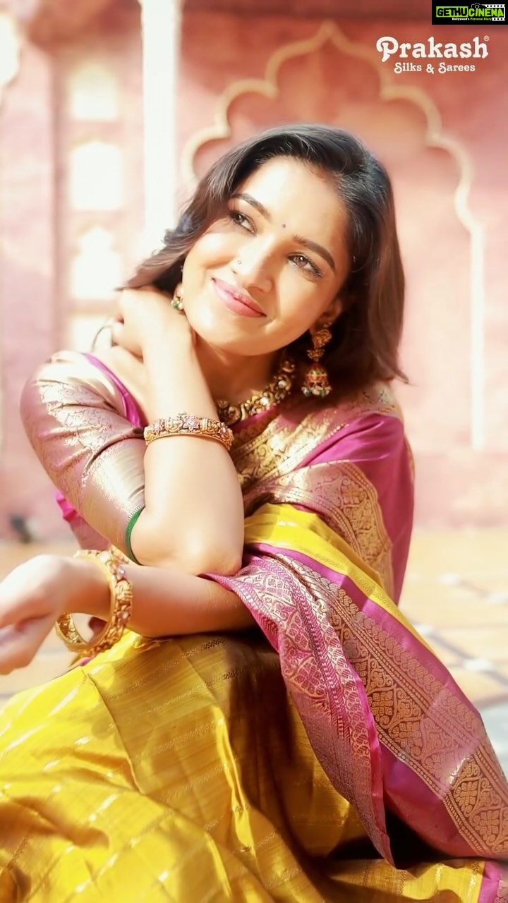 Vani Bhojan Instagram - Captivating simplicity meets timeless tradition in this saree from ℙ𝕣𝕒𝕜𝕒𝕤𝕙 𝕊𝕚𝕝𝕜𝕤, featuring a unique (beldhari) design with horizontal lines resembling rays of sunlight, adorned with distinctive gold jari. The centuries-old border, known as (peat) or double work, adds an extra layer of heritage to this masterpiece. The grand Pallu, intricately decorated with gold jari, completes this ensemble, creating a saree that echoes the rich legacy of centuries in the making. Step into a world where tradition and elegance converge seamlessly எங்கள் சேலை அணிந்து கொண்டாடுங்கள் ☎️ +91 9445271199 🌎 www.prakashsilks.com #DiwaliCelebration #RettaiBorderElegance #PrakashSilksGrandeur #FestiveTradition #TimelessElegance