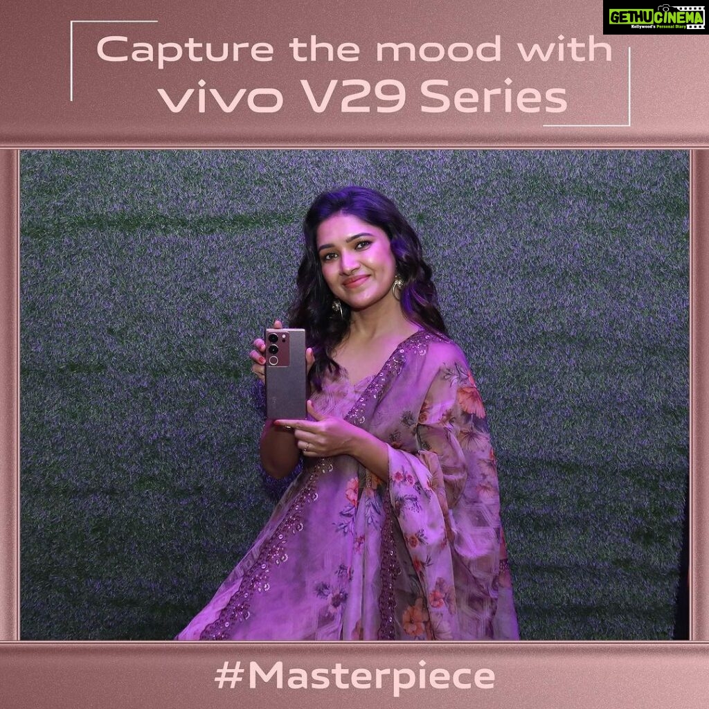 Vani Bhojan Instagram - #V29 Series It was a wonderful experience to be a part of vivo V29 series Experience Zone at forum mall. The best part about the mobile is 1. Ultimate 3D Curved Display! 2. Color Changing Glass Finish. 3. Night portrait with Smart aura light , which makes your picture perfect. Do purchase vivo V29 Series and let me know your experience... @vivoindia_tamilnadu