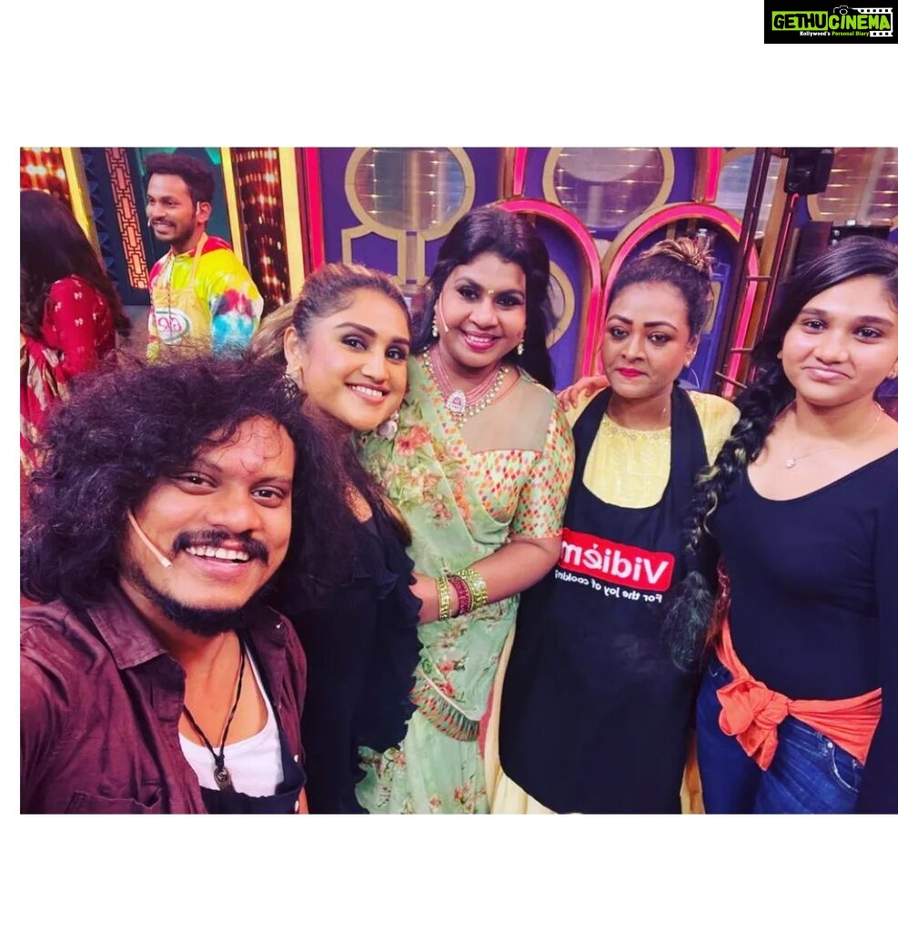 Vichithra Instagram - #goodluck to aneethi movie team for great success . Amazing day with lots of fun and laughter @jovika_vijaykumar @vanithavijaykumar EVP Film City
