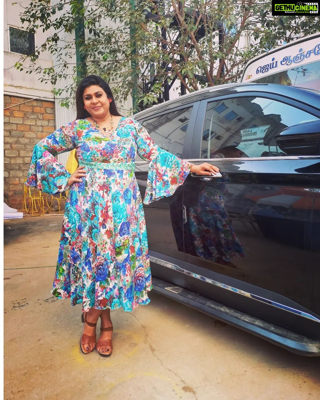 Vichithra Instagram - LIFE'S TRAGEDY IS WE GET OLD TOO SOON AND WISE TOO LATE DEARSππππ πππππππππππ Outfit designed by @femme_lia_ #kochi #kerala #eveningvibes #getmotivated #cwc4 #contestalert #contestant