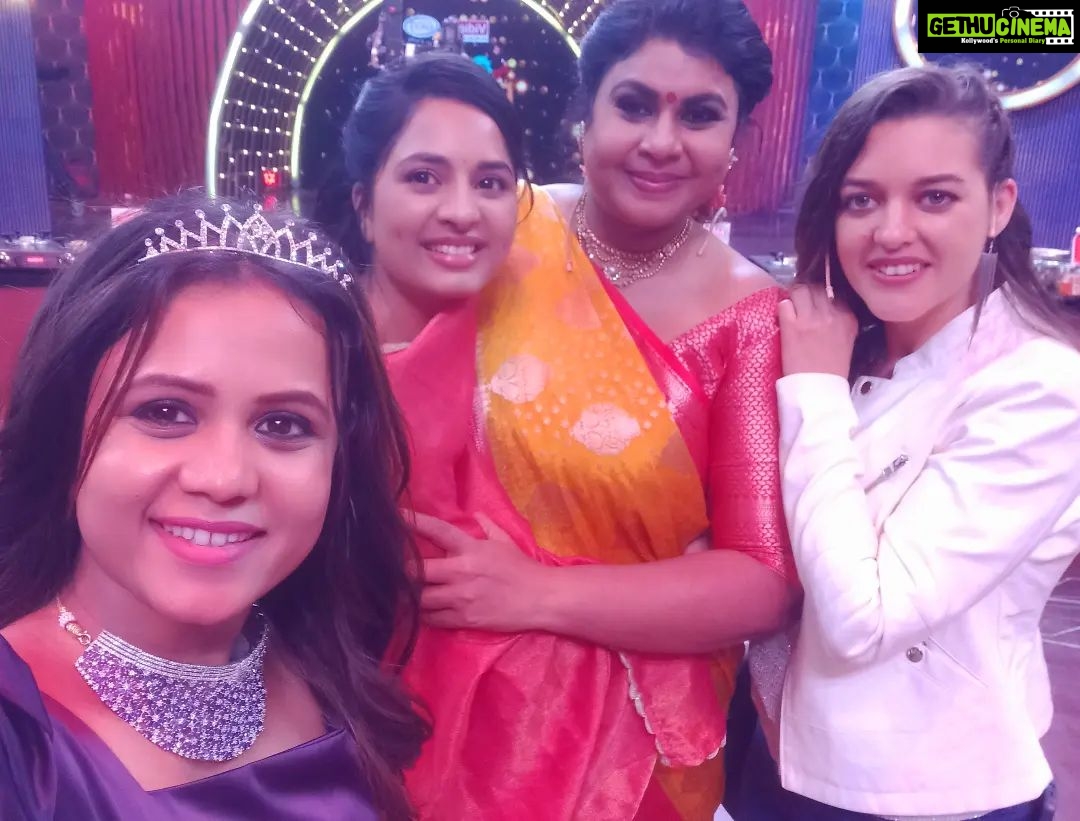 Vichithra Instagram - Gorgeous , cutest , beauties of #cookwithcomali4 #vijaytelevision 🥰🥰🥰 #myteam #myfamily #mydarlings 🥰🥰🥰🥰🥰🥰🥰🥰🥰🥰🥰🥰🥰🥰
