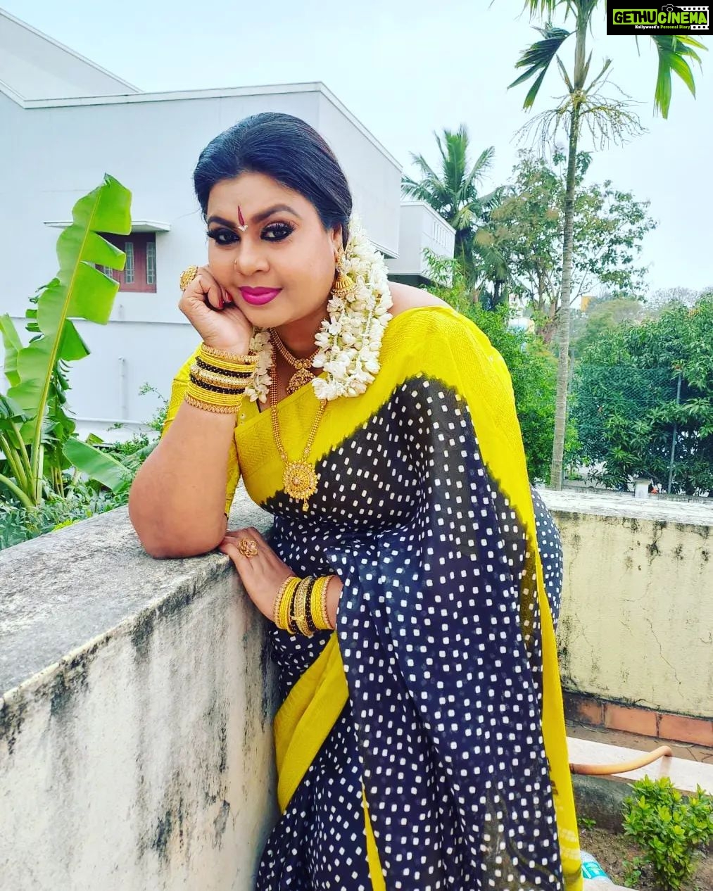 Vichithra Instagram - Thina thanthi news paperla ippadi dan pose kuduppom theriyuma ??? Aduvum mottai madila π
π
π
@karthigaideepamserial #zeetamizh #goodmorning #goodday ππππππππππππ #90s #80s #80dayobsession #90skids #thinathanthi #poses #posesforpictures #black #newspaper #blackandyellow #sareelove #saree #thanthitv #elegance #simplicity #instadaily #instamelodies #picofday #picofinstagram