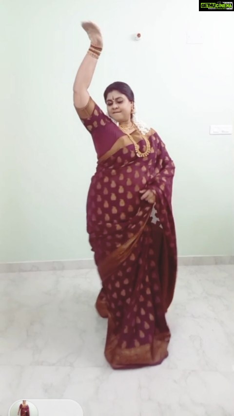 Vichithra Instagram - Hook steps of #sridevi #sridevikapoor #telugureel❤❤❤❤❤❤❤❤❤❤❤❤❤🧡🧡🧡🧡🧡🧡🧡🧡 #instareels #instaeelsindia #reelsforu #reelinstagram #psusheela #retro #retrostyle #spbgram