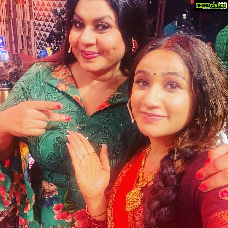 Vichithra Instagram - Pretty @im_raveena_daha as me in #cwc4 today. 🥰🥰🥰🥰🥰 She looked #gorgeous in #orange #saree 🧡🧡🧡🧡🧡🧡🧡🧡🧡🧡🧡🧡🧡🧡🧡🧡🧡
