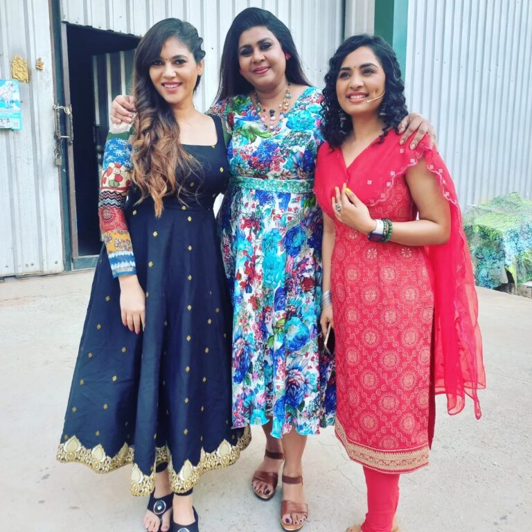 Vichithra Instagram - #FRIENDSHIP ISN'T A BIG THING IT IS A MILLION LITTLE THINGS DEARS Yet another mind-blowing episode with amazingly talented cuties🥰🥰🥰🥰 @sherinshringar @srushtidangeoffl #goodmorningworld🌎 #goodmorning #staymotivated #goodmorningpost #getmotivatedbyvichu #cookwithcomali4 #cookwithcomali #cookwithlove #contestagram #contestants