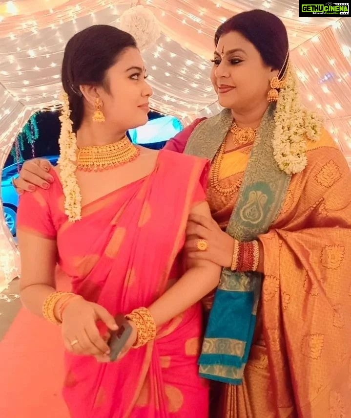 Vichithra Instagram - #Shrees of #karthigaideepamserial #rajashreerupashree 🤩🤩🤩🤩🤩🤩🤩🤩🤩🤩🤩🤩🤩🤩 #happysunday #happysundayeveryone #newpost #newproject #newgetup