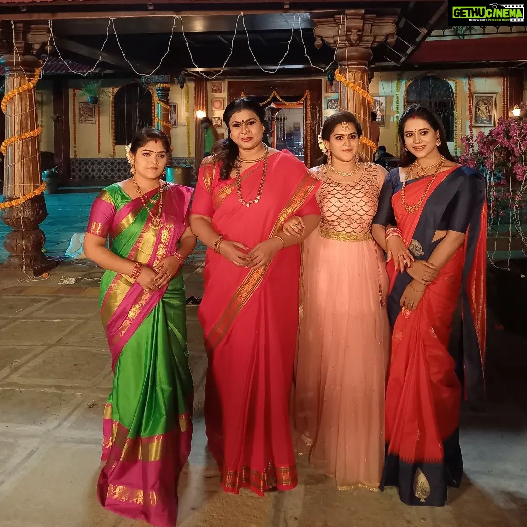 Vichithra Instagram - Being around you darlings make me feel energetic and lively.. π€π€π€π€π€ β€β€β€β€β€β€β€β€β€β€β€ #mydarlings #mysweetheart #geethagovindamserial #myteam #love #actorslife #behindthescenes