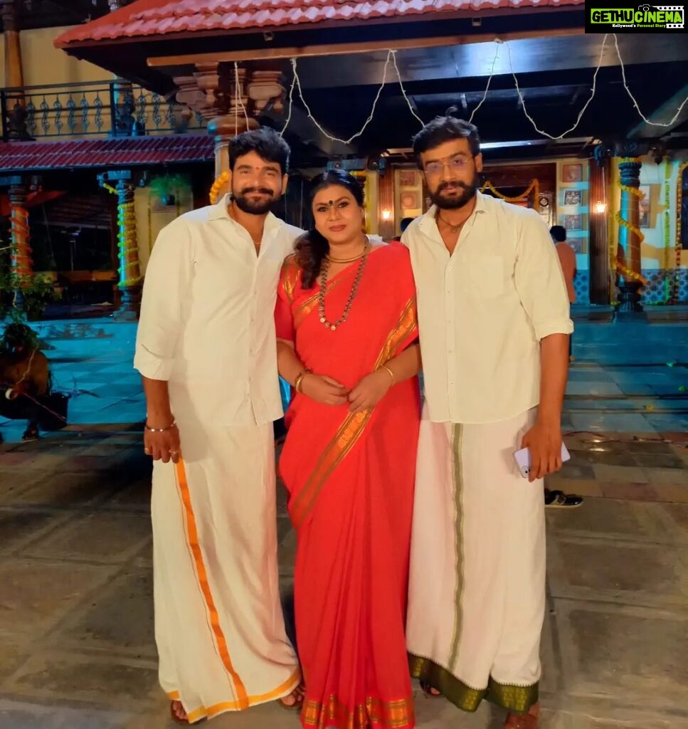 Vichithra Instagram - Both are Loving, caring, protective🤗😍🤗😍 #mystrenghth #mysons #shootingspot #myteam #myfamilymyteam #adorable #geethagovindam #blessed