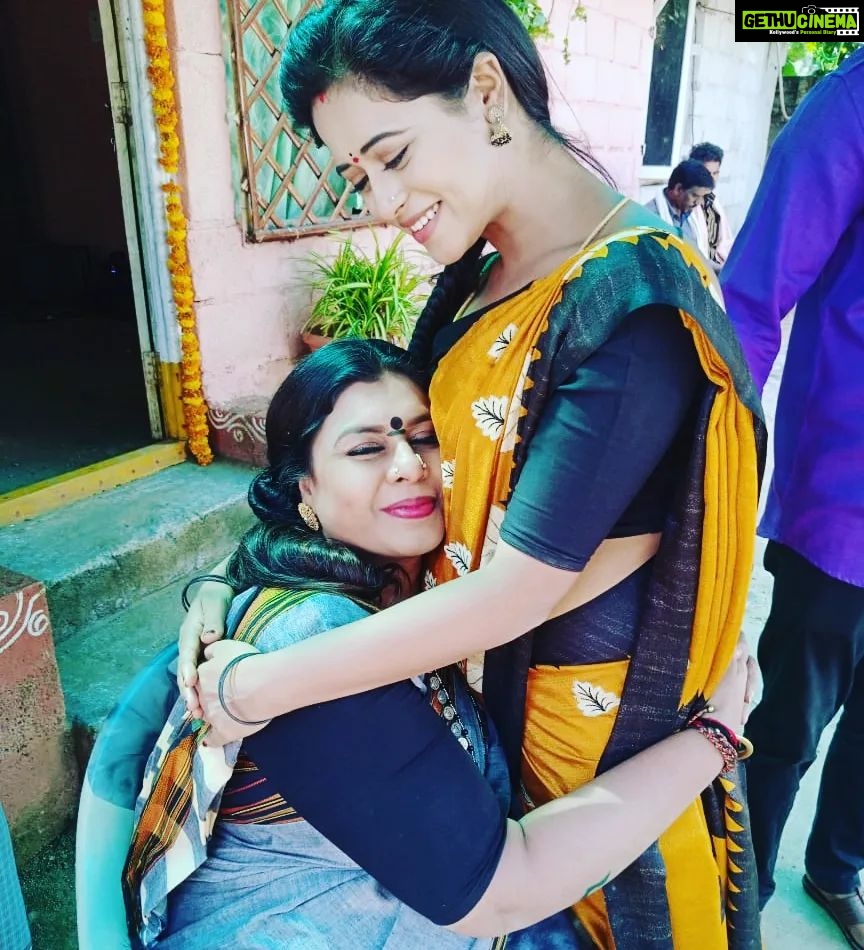 Vichithra Instagram - On sets our script demands us to fight but off set the bonding is endless ❤❤❤❤Sometimes our director complains you both need to hate each other according to script. Yeah.. we are actors 🤣🤣🤣🤣 actually performers. Miss u dear... luv u💗💗💗💗 #geethagovindamserial #teluguserial #bondingmoment #behindthescenesbonding #bondingtime