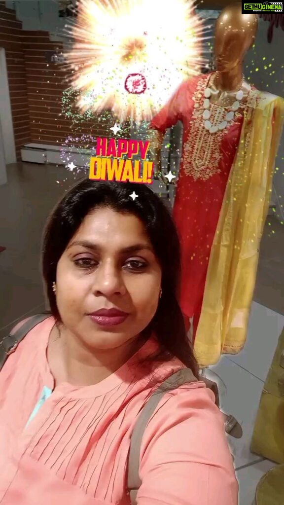 Vichithra Instagram - Diwali shopping achcha...... #instareelsindia❤️ #diwali2022 #shopping #reelsforu
