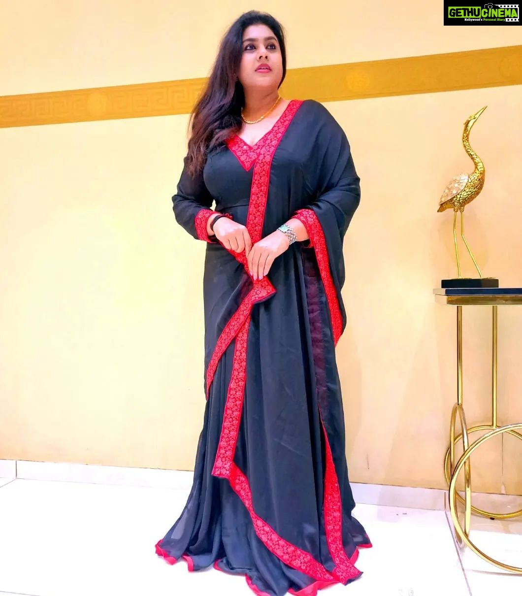 Vichithra Instagram - WHEN YOU ARE CLEVER YOU WANT TO CHANGE THE WORLD WHEN YOU ARE WISE YOU WILL CHANGE YOURSELF ...π€π€π€π€π€π€π€π€β€β€β€β€β€β€β€β€. #goodmorninginstagram #dears Outfit designed by : @femme_lia_ #kochi #kerala πππ #goodmorningall #positivethoughts #getmotivatedbyvichu #motivation #motivationalquotes #selfmade #selfawareness #knowyourworth #black #blackandred #desighner