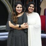 Vichithra Instagram - You are the most #flawlessbeauty i have ever seen @priyankapdeshpande .Thrilled to participate in yet another top show #startmusic in #vijaytelevision just to share the #dias with you. A biggggg fan of you dear. #godblessyou. Keep #smiling A #picture to be framed in my heart for ever and ever... With my #favourite. #anchor @priyankapdeshpande love of you loads 😘😘😘😘😘😘😘😘😘😘😘😘 #picoftheday #picperfect #vijaytelevision #startmusic #happyweekend #happylife #smile #love