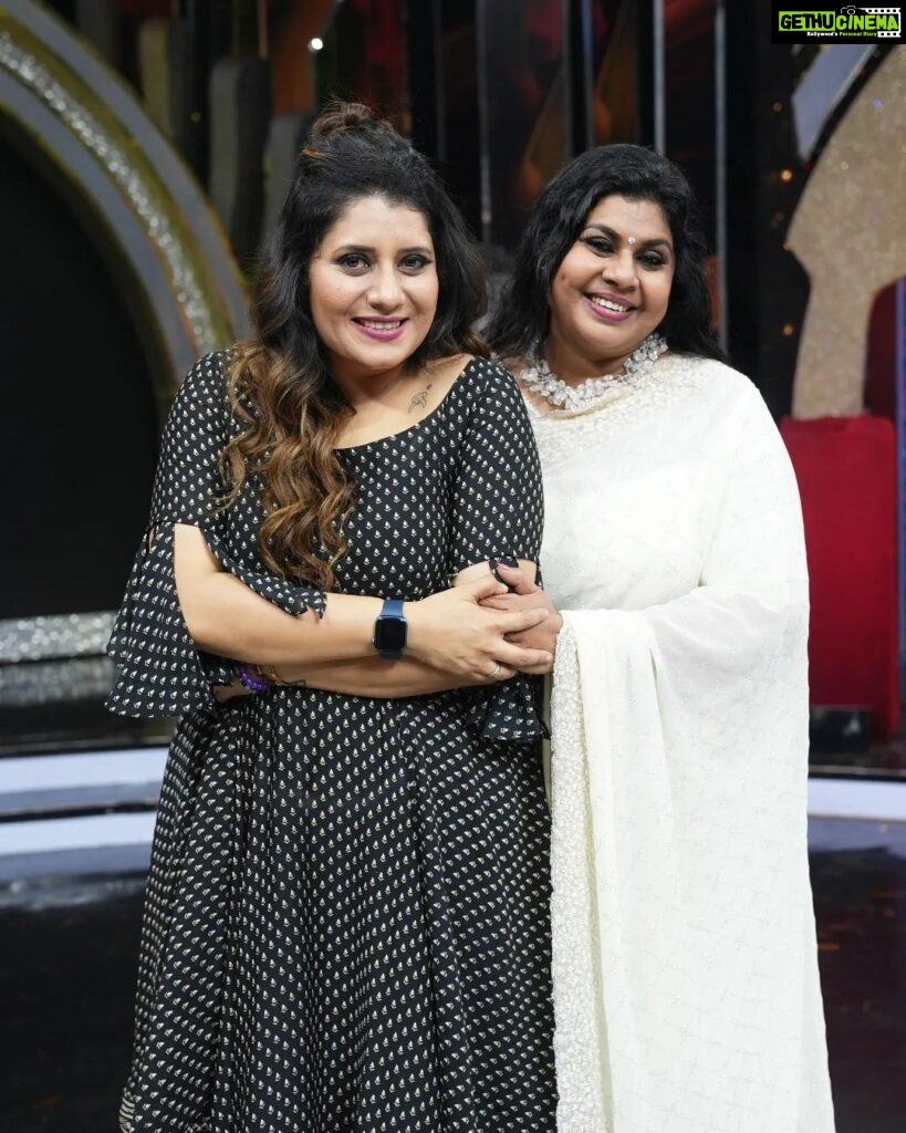 Vichithra Instagram - You are the most #flawlessbeauty i have ever seen @priyankapdeshpande .Thrilled to participate in yet another top show #startmusic in #vijaytelevision just to share the #dias with you. A biggggg fan of you dear. #godblessyou. Keep #smiling A #picture to be framed in my heart for ever and ever... With my #favourite. #anchor @priyankapdeshpande love of you loads 😘😘😘😘😘😘😘😘😘😘😘😘 #picoftheday #picperfect #vijaytelevision #startmusic #happyweekend #happylife #smile #love