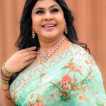 Vichithra Instagram - TO IMPROVE IS TO "CHANGE" TO" PERFECT " IS TO CHANGE OFTEN DEARS #goodmorning #mondaymotivation #goodday #mondaymantra Pic courtesy: @lokesh_photos Jewellery collab. @tharunis_jewellery Floral chiffon saree. @sochstories