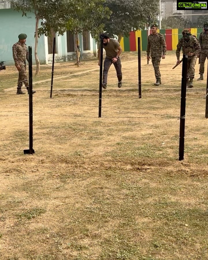 Vicky Kaushal Instagram - Must say I got a ‘warm’ welcome by the 6 Sikh Regiment this time during my trip to Delhi for #SAMबहादुर Trailer launch! In 2018, before we started filming URI, I was trained by the 7 Sikh Regiment. Unki obstacle training drills ki yaadein taaza ho gayi… always feels great to get a pat on your back by the real heroes! 🫡 🇮🇳 . #SAMबहादुर On 1.12.2023.
