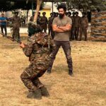 Vicky Kaushal Instagram – Must say I got a ‘warm’ welcome by the 6 Sikh Regiment this time during my trip to Delhi for #SAMबहादुर Trailer launch! In 2018, before we started filming URI, I was trained by the 7 Sikh Regiment. Unki obstacle training drills ki yaadein taaza ho gayi… always feels great to get a pat on your back by the real heroes! 🫡 🇮🇳
.
#SAMबहादुर On 1.12.2023.