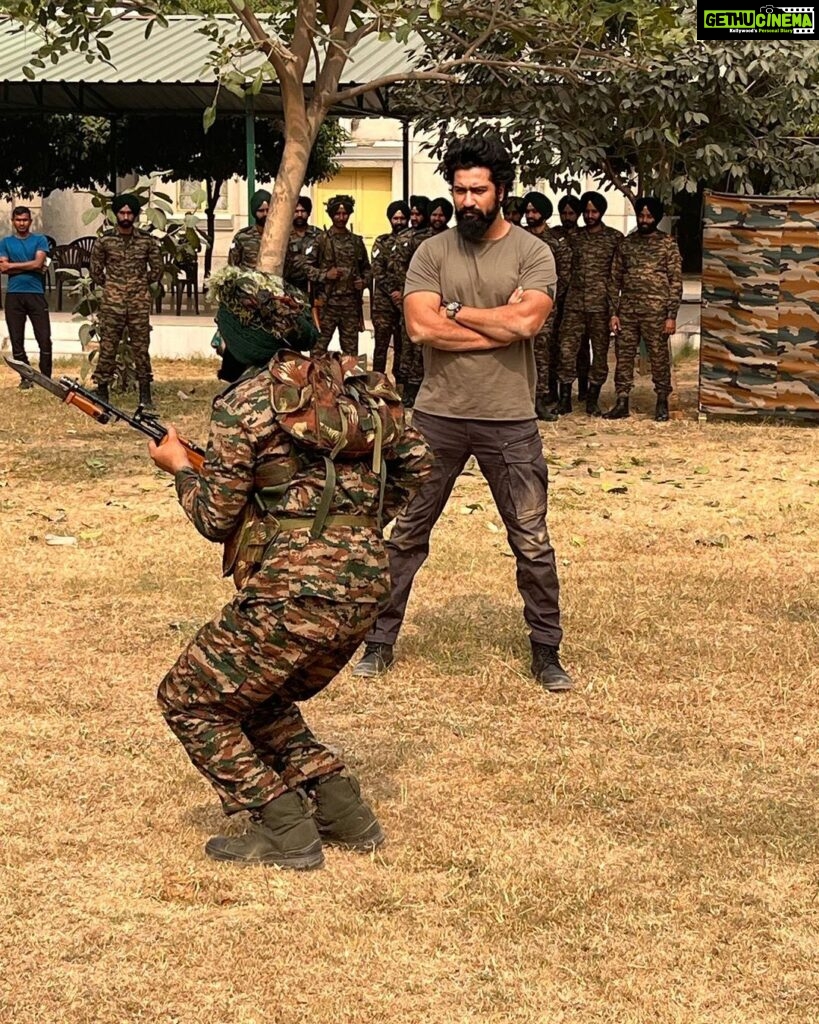 Vicky Kaushal Instagram - Must say I got a ‘warm’ welcome by the 6 Sikh Regiment this time during my trip to Delhi for #SAMबहादुर Trailer launch! In 2018, before we started filming URI, I was trained by the 7 Sikh Regiment. Unki obstacle training drills ki yaadein taaza ho gayi… always feels great to get a pat on your back by the real heroes! 🫡 🇮🇳 . #SAMबहादुर On 1.12.2023.