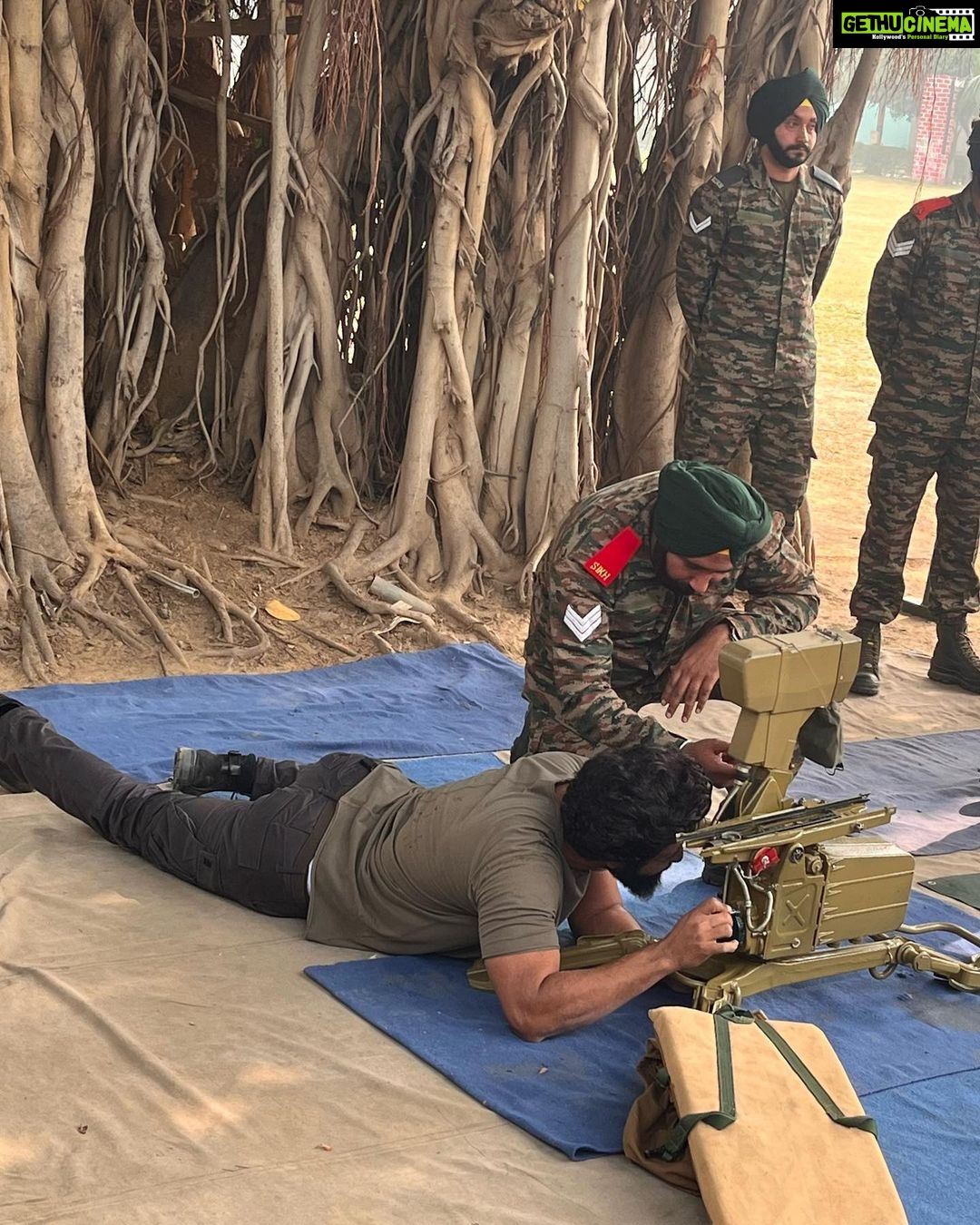 Vicky Kaushal Instagram - Must say I got a ‘warm’ welcome by the 6 Sikh Regiment this time during my trip to Delhi for #SAMबहादुर Trailer launch! In 2018, before we started filming URI, I was trained by the 7 Sikh Regiment. Unki obstacle training drills ki yaadein taaza ho gayi… always feels great to get a pat on your back by the real heroes! 🫡 🇮🇳 . #SAMबहादुर On 1.12.2023.