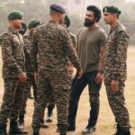 Vicky Kaushal Instagram – Must say I got a ‘warm’ welcome by the 6 Sikh Regiment this time during my trip to Delhi for #SAMबहादुर Trailer launch! In 2018, before we started filming URI, I was trained by the 7 Sikh Regiment. Unki obstacle training drills ki yaadein taaza ho gayi… always feels great to get a pat on your back by the real heroes! 🫡 🇮🇳
.
#SAMबहादुर On 1.12.2023.