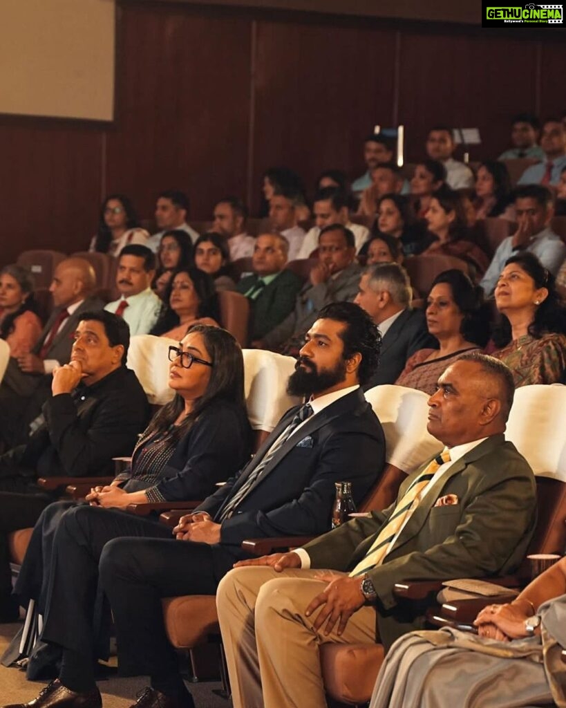 Vicky Kaushal Instagram - An extremely special day for Team #SAMबहादुर ! Honoured to have unveiled the Trailer to the world in the presence of our Army Chief General Manoj Pande Sir and all the respected officers and that too at The Manekshaw Centre in Delhi. We are ever so grateful for the constant support and encouragement of the Indian Army. Also having Sam’s family with us, just made the evening more special. A big thank you to all of you for giving so much love to our Trailer. There’s a lot more coming your way! . #SAMबहादुर on 1.12.2023. 🇮🇳❤🙏🏽 Manekshaw Centre, Delhi Cantt.