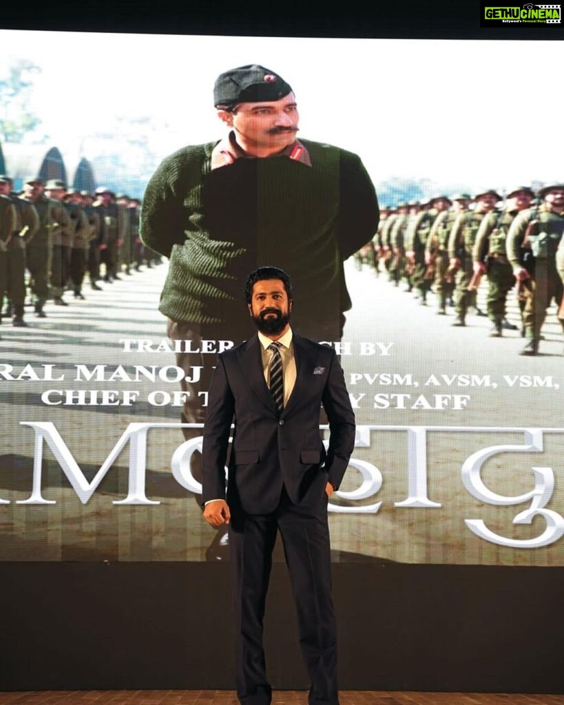 Vicky Kaushal Instagram - An extremely special day for Team #SAMबहादुर ! Honoured to have unveiled the Trailer to the world in the presence of our Army Chief General Manoj Pande Sir and all the respected officers and that too at The Manekshaw Centre in Delhi. We are ever so grateful for the constant support and encouragement of the Indian Army. Also having Sam’s family with us, just made the evening more special. A big thank you to all of you for giving so much love to our Trailer. There’s a lot more coming your way! . #SAMबहादुर on 1.12.2023. 🇮🇳❤🙏🏽 Manekshaw Centre, Delhi Cantt.