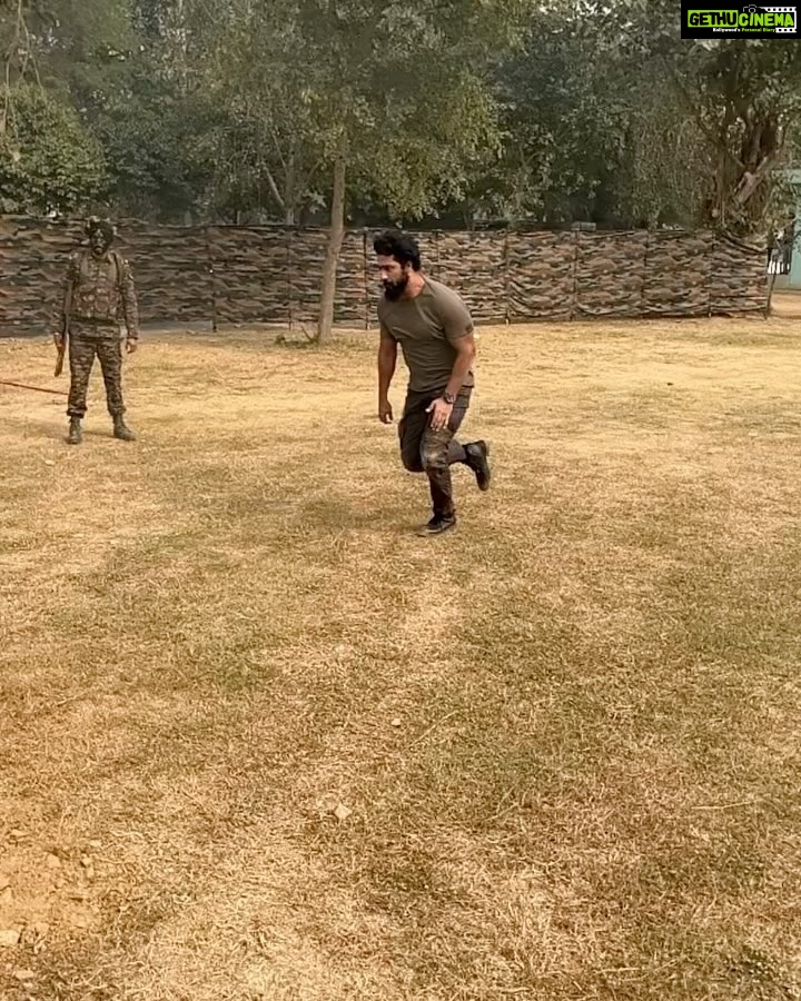 Vicky Kaushal Instagram - Must say I got a ‘warm’ welcome by the 6 Sikh Regiment this time during my trip to Delhi for #SAMबहादुर Trailer launch! In 2018, before we started filming URI, I was trained by the 7 Sikh Regiment. Unki obstacle training drills ki yaadein taaza ho gayi… always feels great to get a pat on your back by the real heroes! 🫡 🇮🇳 . #SAMबहादुर On 1.12.2023.