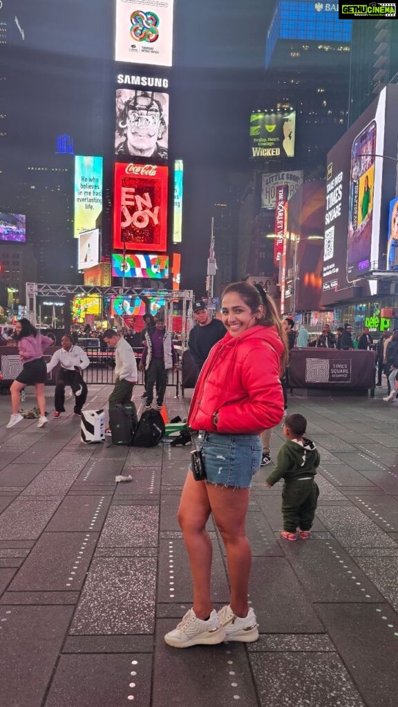 Vidhya Mohan Instagram - Good times @ times square #newyork #usa🇺🇸 #timessquarenyc #reels #reelsinstagram