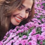 Vidhya Mohan Instagram - Bloom as if you want to make the whole world beautiful 🌼 #reels #reelsinstagram