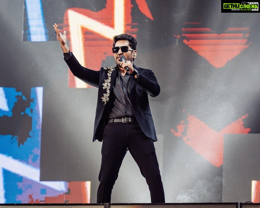 Vijay Antony Instagram - WHAT AN AMAZING EVENING IT WAS! 😍🙌🏽🥳 Singer Vijay Antony’s entry is proof for all things awesome that went down last night 😎💃🕺 Vijay Antony - Live in Concert 29 October 2023 Axiata Arena, Bukit Jalil Brought to you by @msgold.my⚜ @vijayantony @datoabdulmalik Photos By @dhivager & Team #vijayantonyliveinconcert #VAbyMSC #malikstreams #VijayAntony #liveinconcert #OGVibe