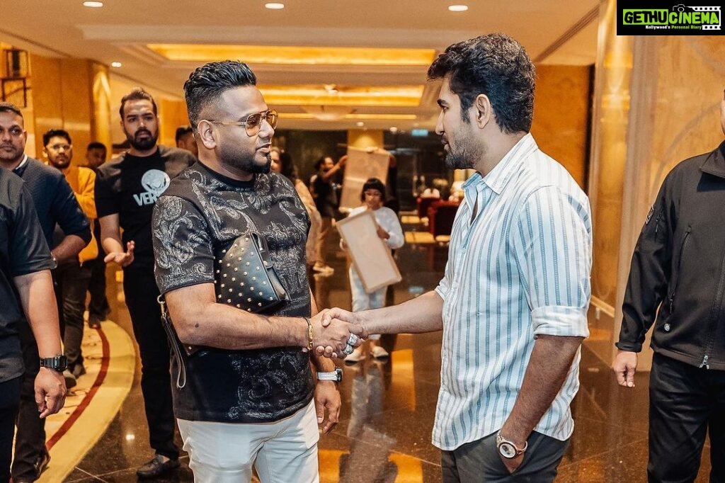 Vijay Antony Instagram - Welcome to Malaysia, brother @vijayantony 💥 Let’s have a blast at the #VijayAntonyLiveinConvert 🔥 #DAM #malikstreams #vijayantony #msgold