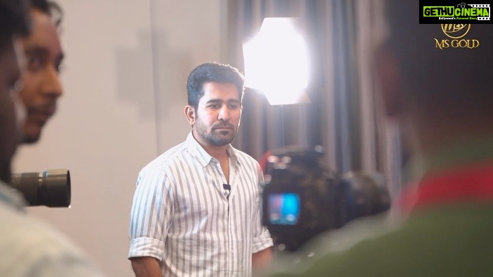 Vijay Antony Instagram - A very fun and casual catch-up with fellow Astro Raaga Radio and Astro Ulagam team followed by a kutti meet and greet with friends and fans. 🥳🥳✨ Vijay Antony is concert ready, gaiss! Are you?! 🙌🏽💃🕺 Vijay Antony - Live in Concert 29 October 2023 Axiata Arena, Bukit Jalil Brought to you by @msgold.my⚜ @vijayantony @datoabdulmalik #vijayantonyliveinconcert #VAbyMSC #malikstreams #VijayAntony #liveinconcert #OGVibe Kuala Lumpur, Malaysia