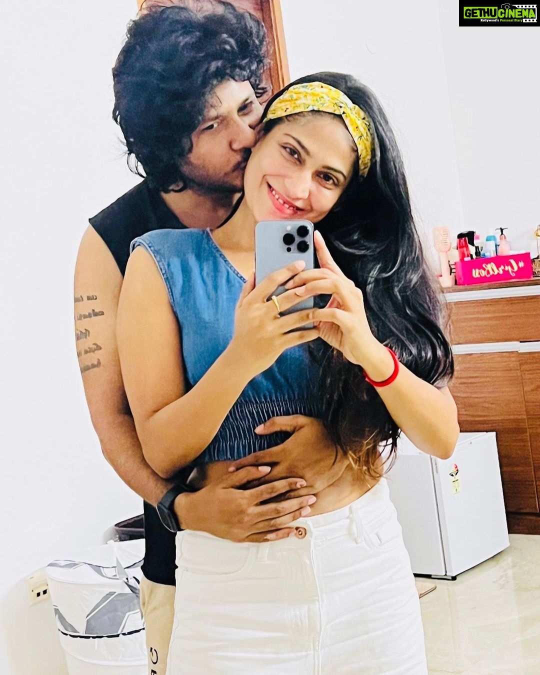 Vijayalakshmi Instagram - Happy anniversary feroz 🤍 You are the best thing that’s ever been mine. Addicted to the memories we make together with the mini version of you. How I wish I had the magical pistol to point at the clock and say. “Freeeeeze!” Every damn time. Damn, Time!!!! Here’s to a life time of happiness and abundance of love 🤍 #happy8th #loveyou3000