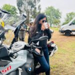 Vijayalakshmi Instagram - Unkooda kaalam dhorum thaalam podum jaldra naa thaaney 🤍 #southafrica #biketrip #uandme #makingmemories South Africa