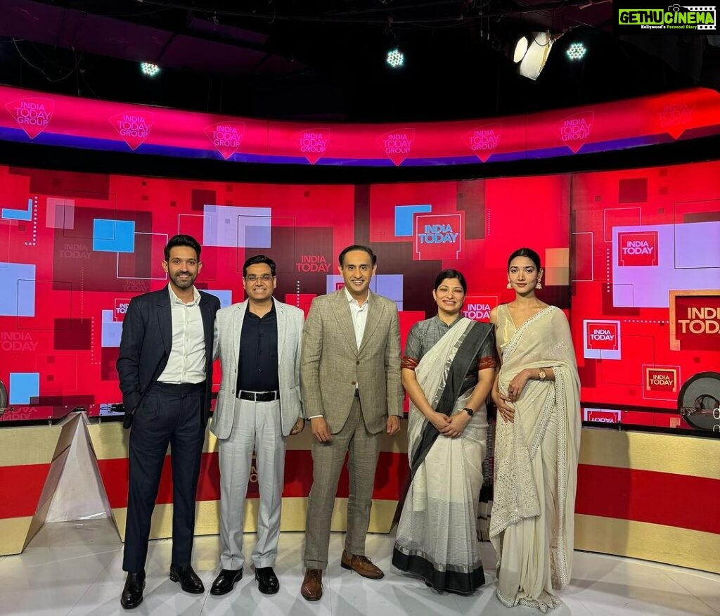 Vikrant Massey Instagram - The real and reel life Manoj Kumar Sharma and Shraddha Joshi. @vikrantmassey & @medhashankr in the @indiatoday Mediaplex for a conversation on Vidhu Vinod Chopra’s new film #12thFail which has been getting rave reviews. Catch them tonight at 8:30 pm and over the weekend on @indiatoday