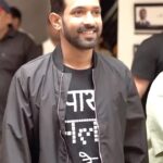 Vikrant Massey Instagram - Indore, your Jazbaa is our biggest cheerleader for #12thFail! 🌠👊 Book your tickets today! 🌟 (Link in bio) #ZeroSeKarRestart Watch #12thFail IN CINEMAS ONLY, a film inspired by a million true stories. 🌟🎥 @vidhuvinodchoprafilms @zeestudiosofficial @medhashankr @anantvjoshi @anshumaan_pushkar #VikasDivyakirti @arsgeeta @itsharishkhanna @priyanshuchatterjee @moitrashantanu @swanandkirkire @saregama_official @krgstudios