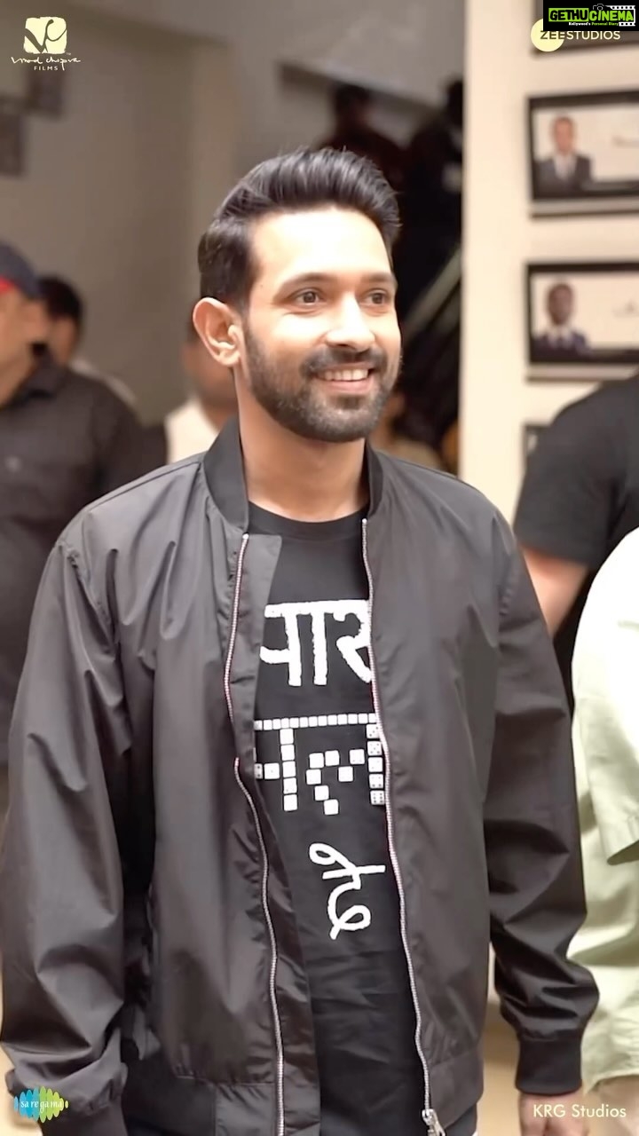 Vikrant Massey Instagram - Indore, your Jazbaa is our biggest cheerleader for #12thFail! π π Book your tickets today! π (Link in bio) #ZeroSeKarRestart Watch #12thFail IN CINEMAS ONLY, a film inspired by a million true stories. ππ₯ @vidhuvinodchoprafilms @zeestudiosofficial @medhashankr @anantvjoshi @anshumaan_pushkar #VikasDivyakirti @arsgeeta @itsharishkhanna @priyanshuchatterjee @moitrashantanu @swanandkirkire @saregama_official @krgstudios