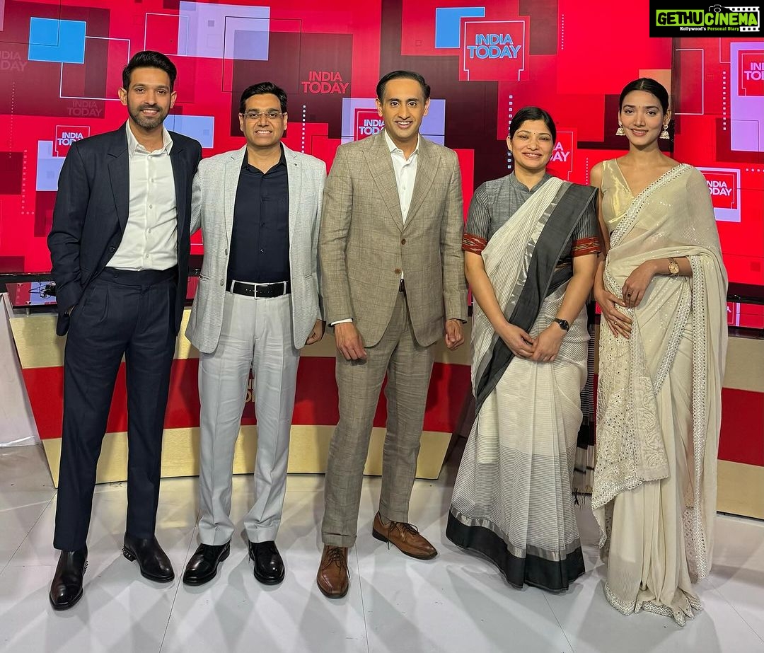 Vikrant Massey Instagram - The real and reel life Manoj Kumar Sharma and Shraddha Joshi. @vikrantmassey & @medhashankr in the @indiatoday Mediaplex for a conversation on Vidhu Vinod Chopra’s new film #12thFail which has been getting rave reviews. Catch them tonight at 8:30 pm and over the weekend on @indiatoday