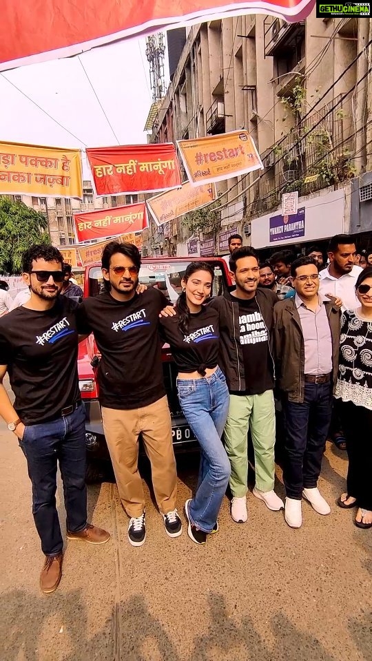 Vikrant Massey Instagram - The zidd to #restart is 🔥🔥 Mukherjee Nagar, Delhi was a vibe!! @vidhuvinodchoprafilms @zeestudiosofficial @vikrantmassey @medhashankr @raftaarmusic @singer_shaan @anantvjoshi @anshumaan_pushkar #VikasDivyakirti @arsgeeta @itsharishkhanna @priyanshuchatterjee @moitrashantanu @swanandkirkire @saregama_official @krgstudios #Saregama #SaregamaMusic #12thFail #Restart #HaarNahiManunga #ZeroSeRestart #Rally #Delhi