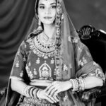 Vimmy Bhatt Instagram - In frame : @vimmybhat Image by : @thewayhridsees MUA. : @mariyamakeupnhair #editorials #studioshoot #ethnicwear #indianwear #bridallehenga #fashionphotography #ethnicshoot #lehenga #indianbride #instacollab #collaborationindia #blacknwhitephotography #bnwphotography #capture