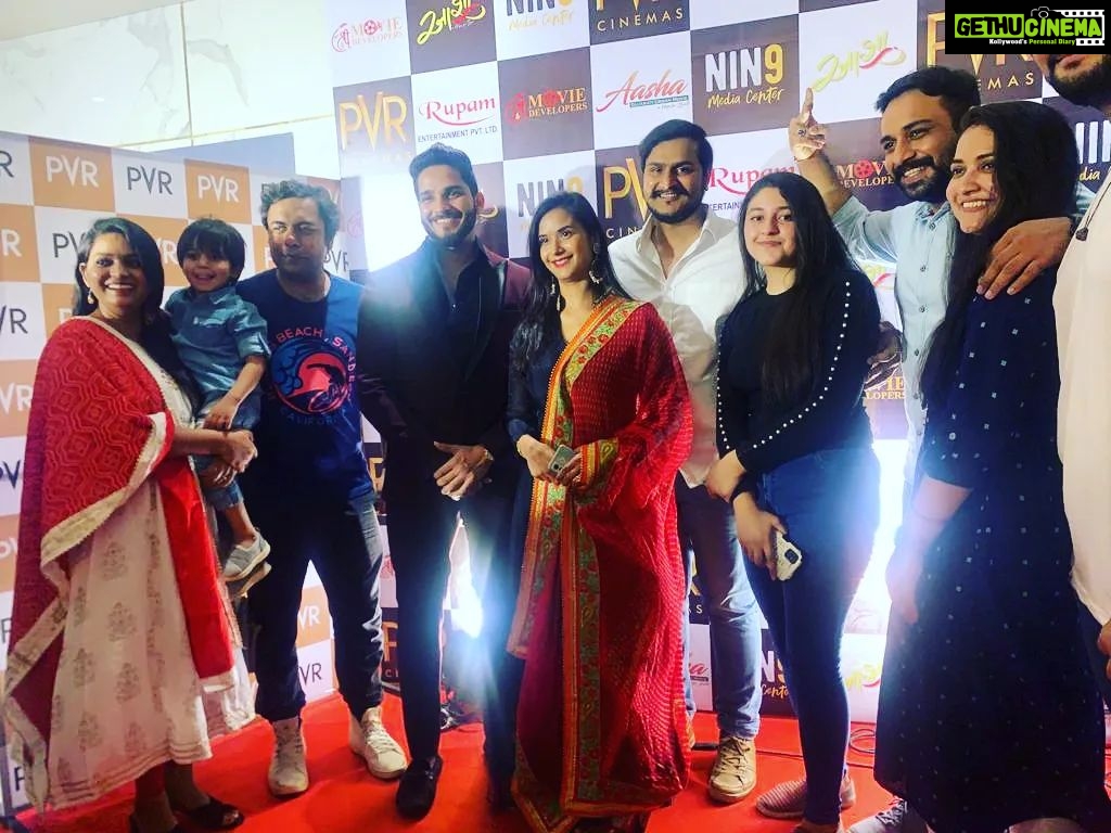Vimmy Bhatt Instagram - Premiere night AASHA @pvrcinemas_official. A big thankyou to all who attended the premiere RELIVE the era of 80s in cinemas near you today 22nd April AASHA #bliss #premiere #premierenight #films #filmpremiere #aashamovie #vimmybhatt #gujaratifilms #cinemas #theaters #22nd #april #thebigday