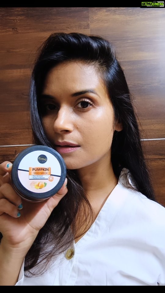 Vimmy Bhatt Instagram - Skin care routine with @eotiqbeauty 1) Eotiq Walnut & Apricot scrub Removes blackheads,dead skin cells and Moisturizes skin. It also helps in Blemish control 2) Eotiq Pumpkin Mud Mask. Its a fantastic non-greasy moisturizing & softening mask, pumpkins are great for your skin, they are loaded with Vit.A, C & E(all known to fight wrinkles) plus heaps of Beta-carotene, zinc, potassium & antioxidants which can help eliminate redness. This refreshing face mask leaves your complexion fresh & glowing. #eotiqbeauty #skincare #mudmask #facepack #facescrub #collaboration