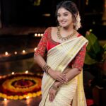 Vindhuja Vikraman Instagram - ഉത്രാടം 🌸 Pic @travancoreads @jithuthampifm Mua @brides_of_deepthi Costume @minnaram_designer_boutique Jewellery @ameliya_rental_jewellery Flower @blackgold_designingstudio Nails @dartistry.in Trivandrum, India