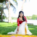 Vindhuja Vikraman Instagram - ഹൃദയം നിറഞ്ഞ ഓണാശംസകൾ 🌸🌸 Pic @_aravind__photography__ Costume @vasthralayaa Nails @dartistry.in Allepey, Back waters