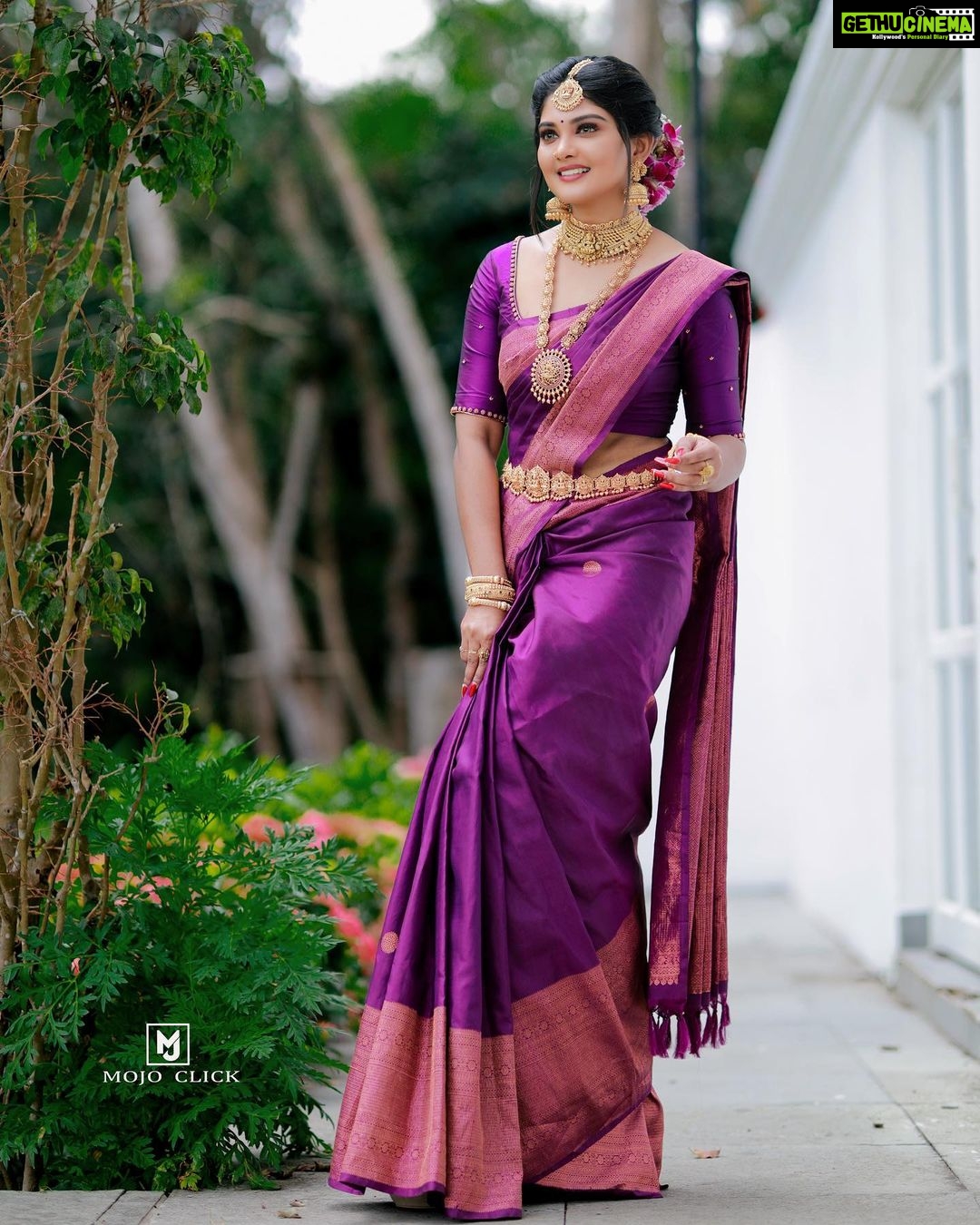 Vindhuja Vikraman Instagram - Bride 💜 Pic @mojo_click 📸 Mua @karthika.nitheesh 💄 Jewellery @orangebeautycollection2022 💍 Saree @karthika.nitheesh Blouse Designed @ajithalavender 👗 Flower @blackgold_designingstudio 🌸 Nails @dartistry.in 💅 Location @avoki_resorts AVOKI Resorts