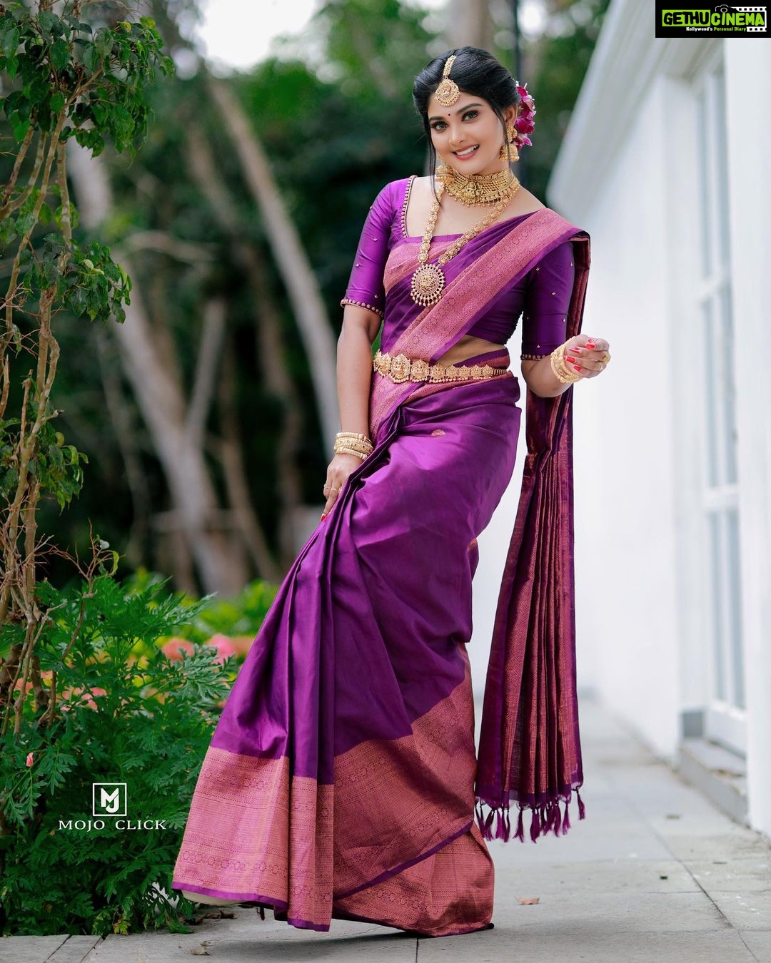 Vindhuja Vikraman Instagram - Bride 💜 Pic @mojo_click 📸 Mua @karthika.nitheesh 💄 Jewellery @orangebeautycollection2022 💍 Saree @karthika.nitheesh Blouse Designed @ajithalavender 👗 Flower @blackgold_designingstudio 🌸 Nails @dartistry.in 💅 Location @avoki_resorts AVOKI Resorts