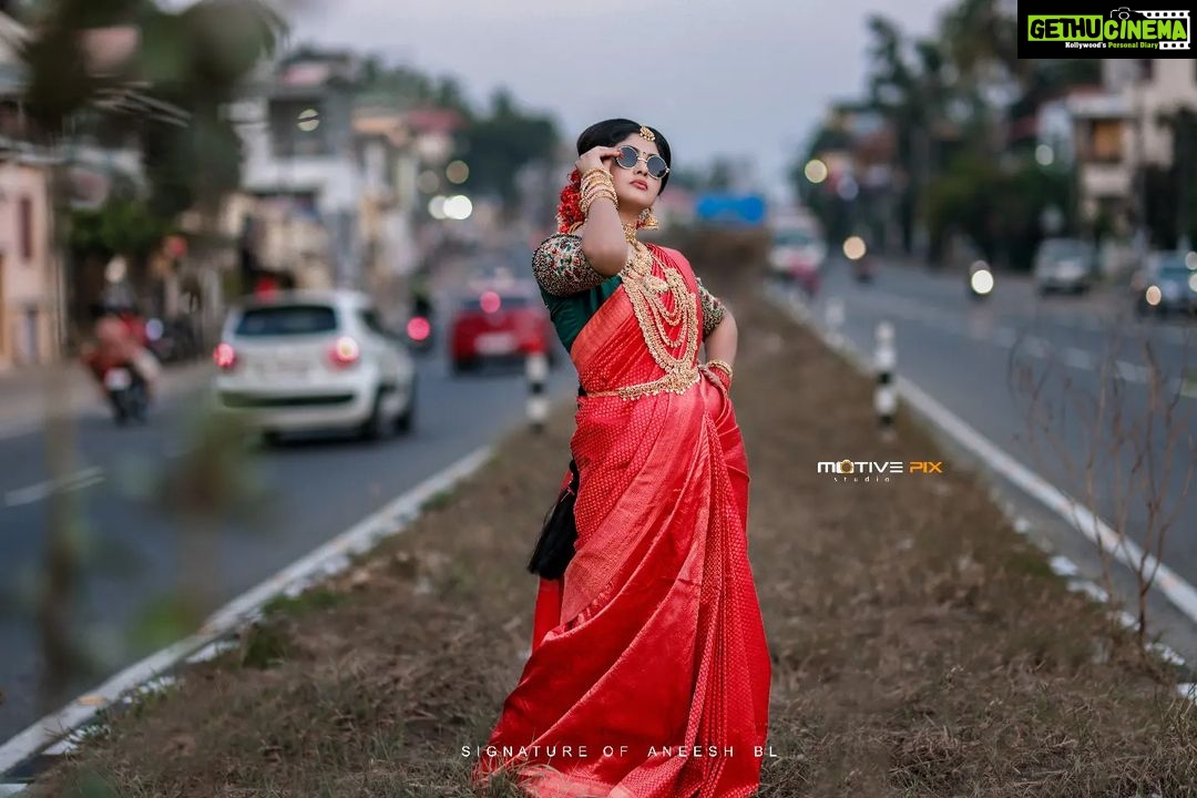 Vindhuja Vikraman Instagram - @ahamboutique Bride ♥️ Pic @aneesh_motive_pix Mua @sudhi_s_kurup Saree @ahamboutique Blouse @blackgold_designingstudio Jewelry @menorah_jewellers Nails @dartistry.in Hair @shabnas._.makeover Trivandrum, India